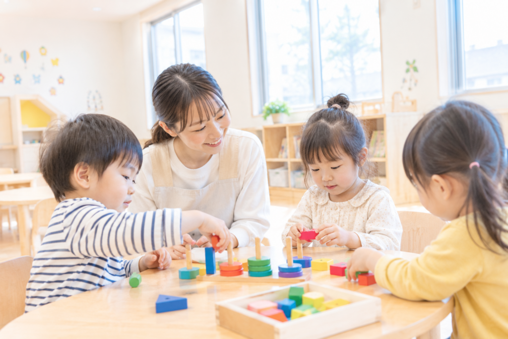 児童発達支援で子どもたちがスタッフと一緒に集団活動を行う様子